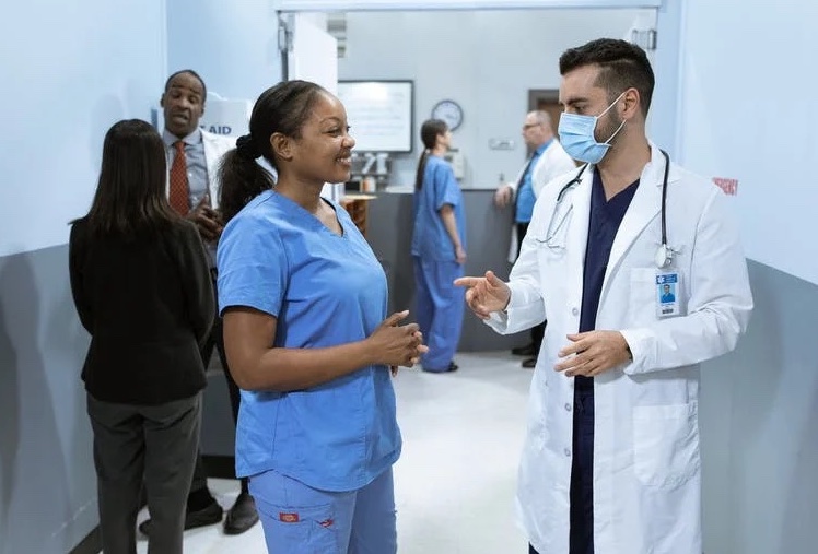 Formation sanitaire et social Deux professionnels de la santé discutant dans un couloir