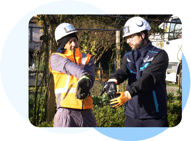 Deux personnes réalisant des pauses actives en tenue de chantier 