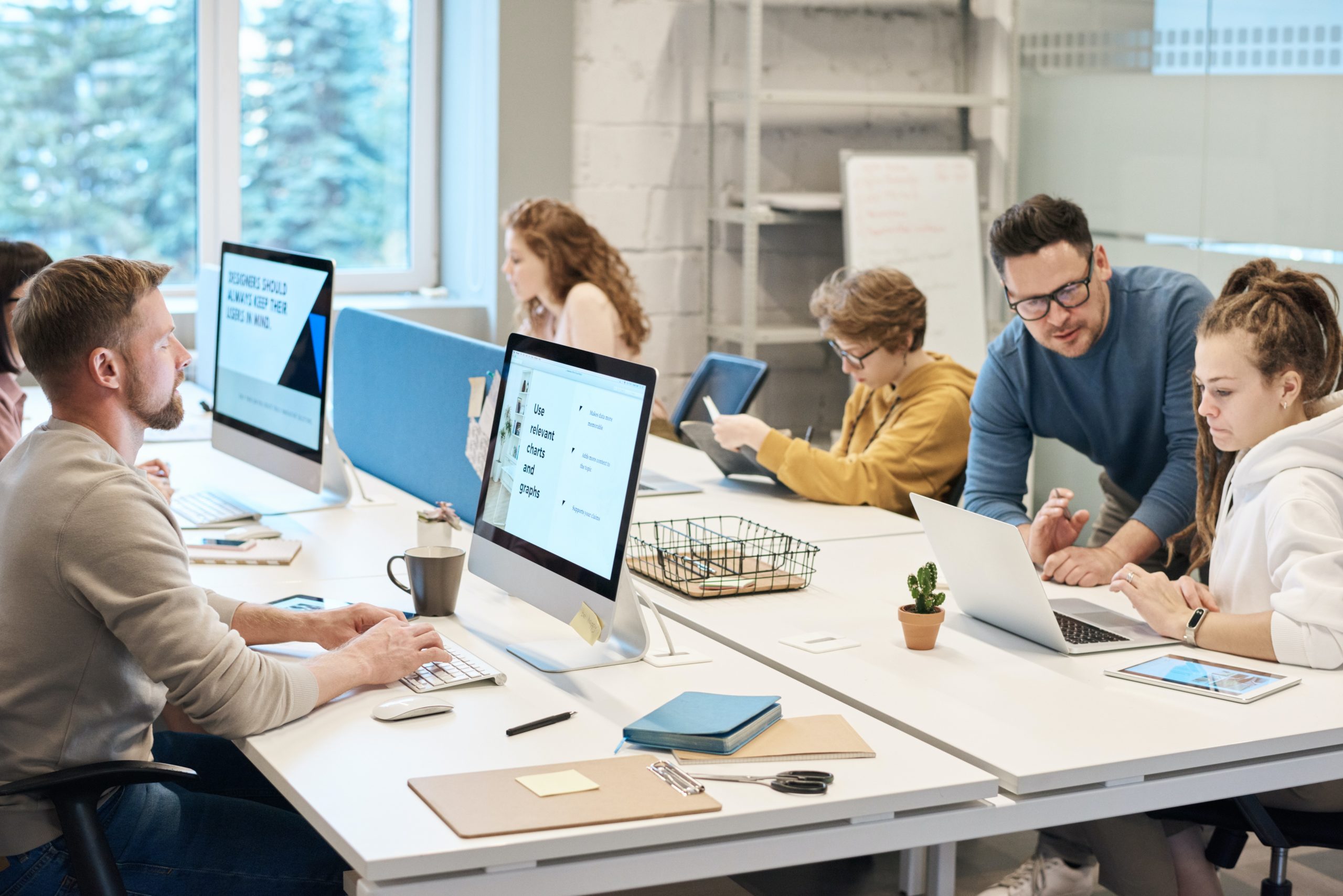 Personne travaillant sur un bureau commun 