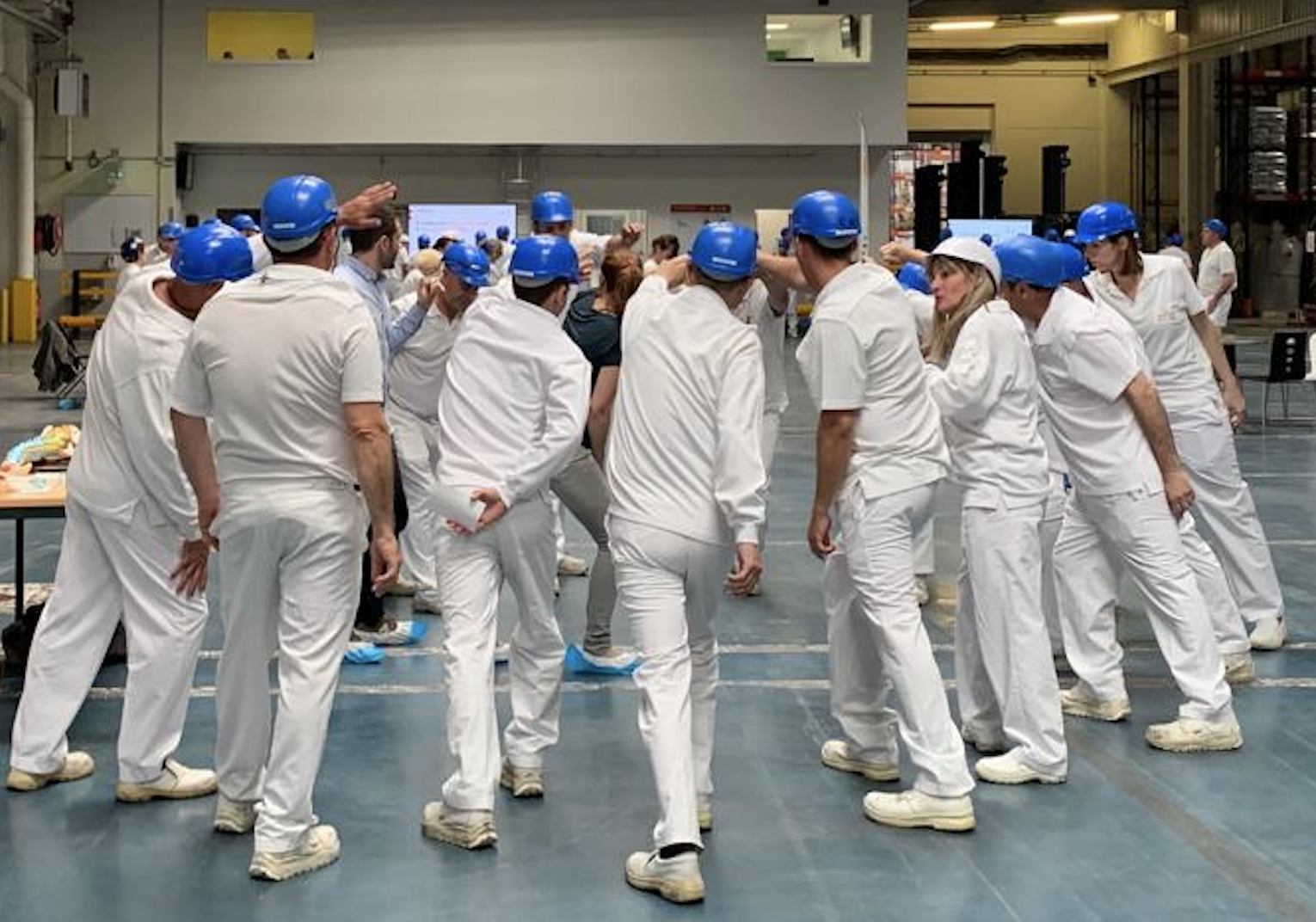 un groupe de personne pratique un exercice d'échauffement avant travail