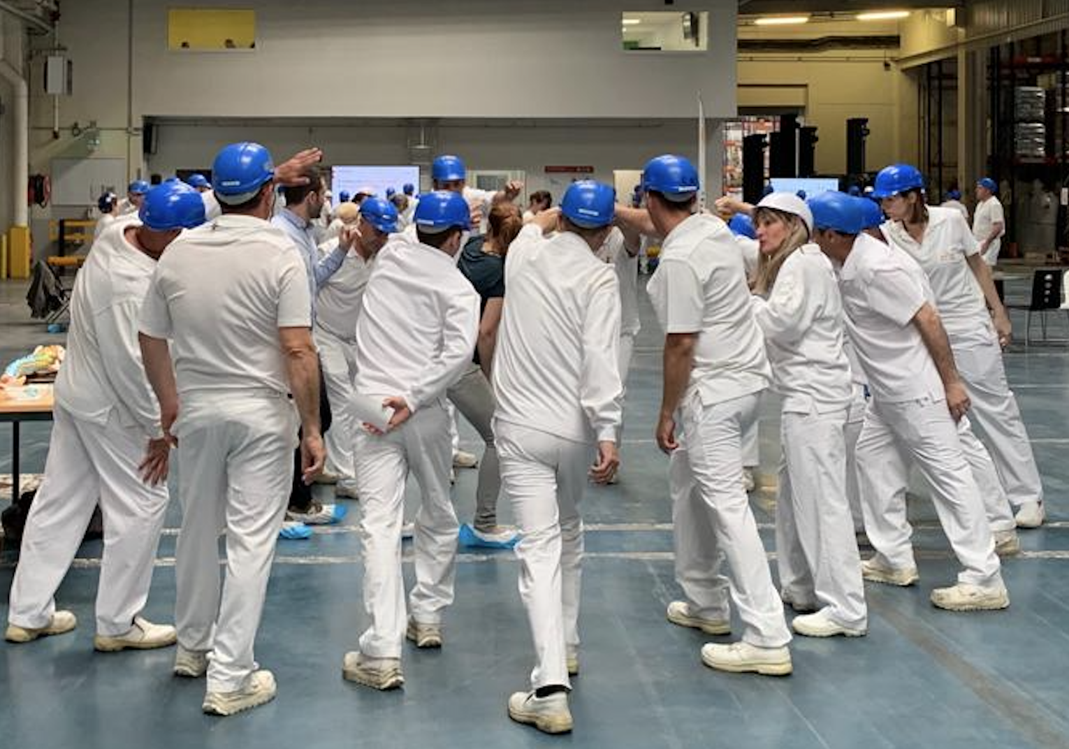 un groupe de personne pratique l'éveil musculaire 