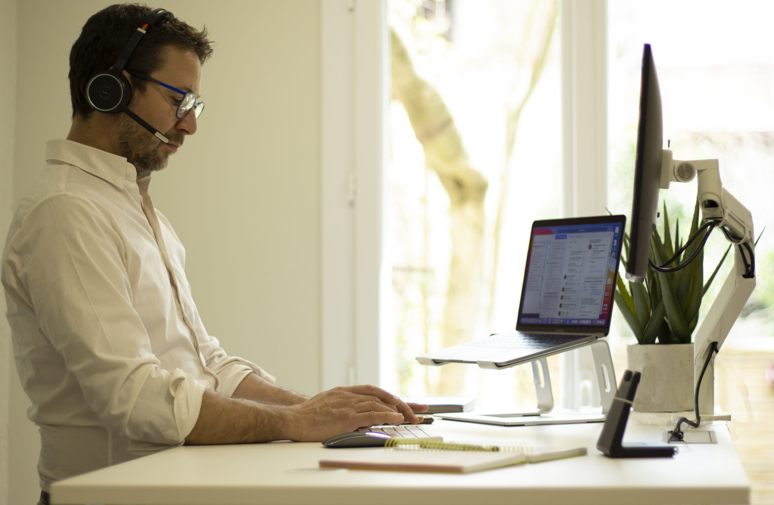 Personne travaillant sur son ordinateur de manière ergonomique 