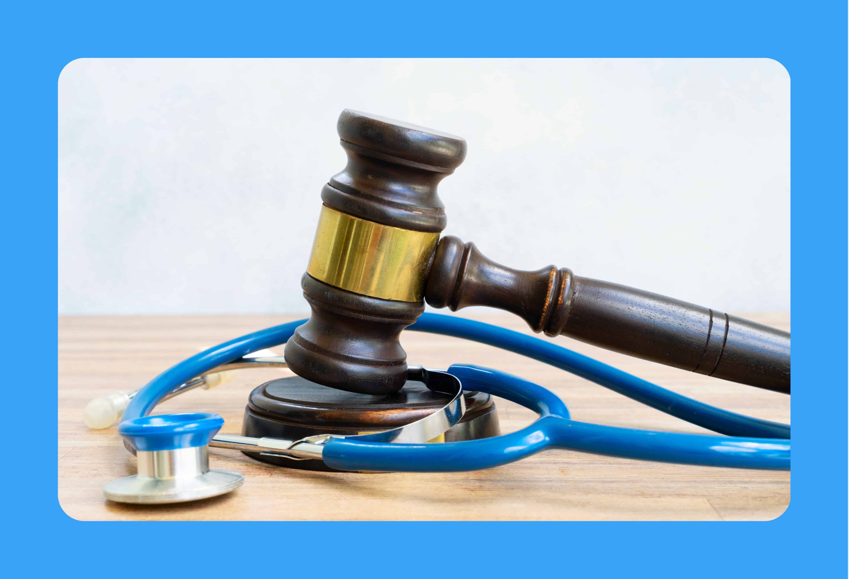 stéthoscope posé sur une table en bois avec un maillet