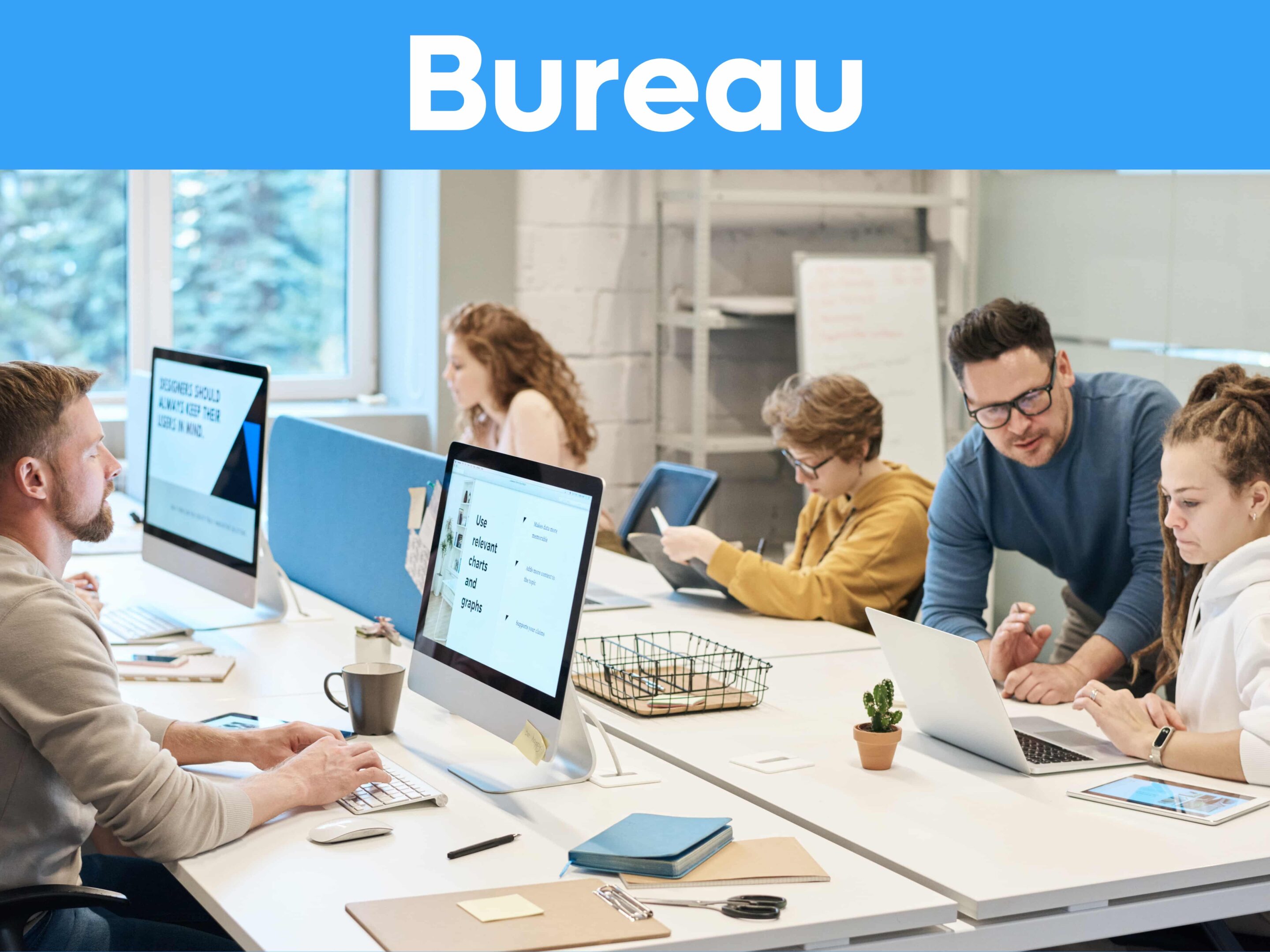 Cinq personnes, trois femmes et deux hommes travaillent face à face à leurs bureaux blancs devant des ordinateurs