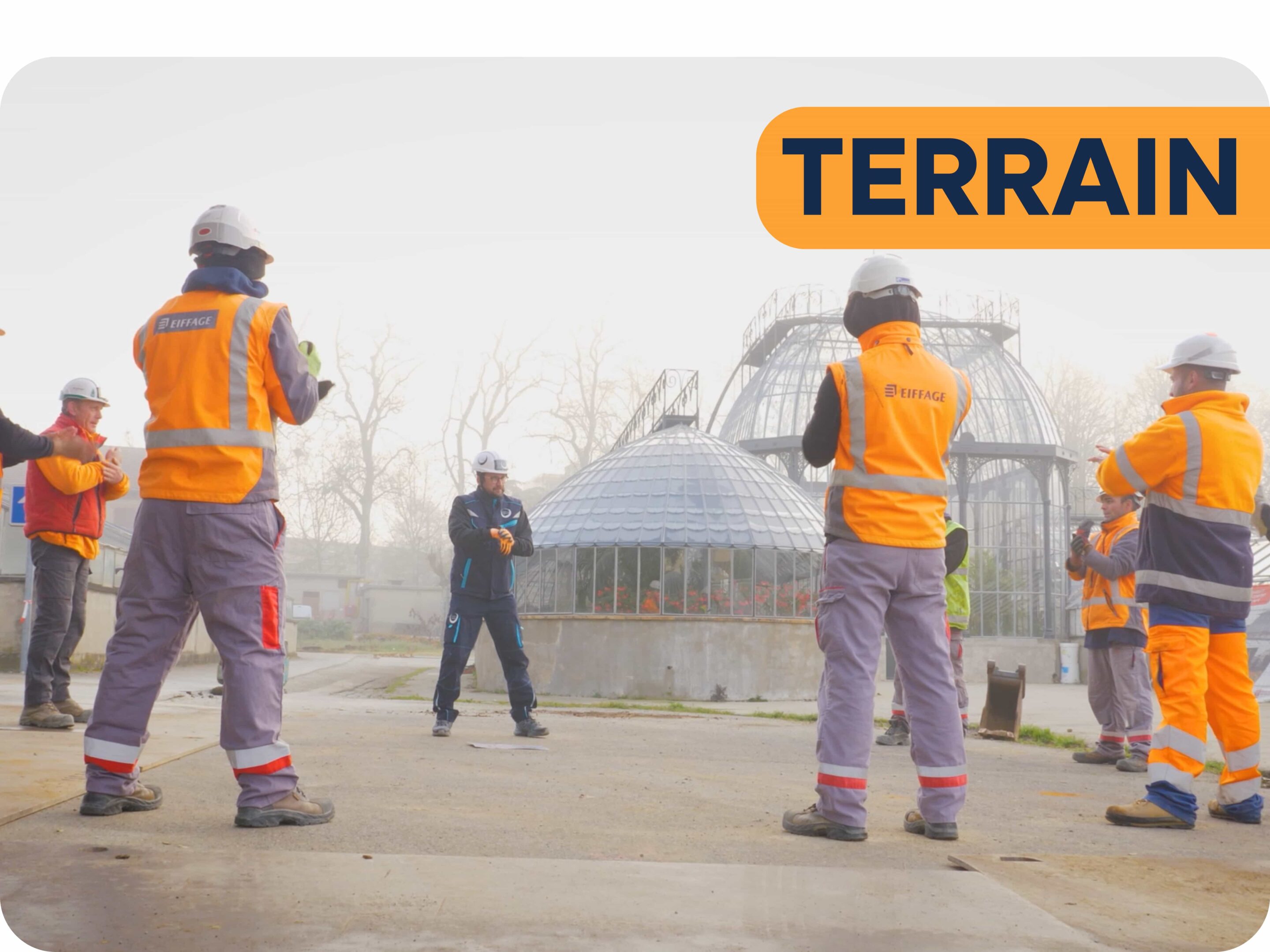 Plusieurs salariés opérationnel avec des gilets oranges en cercle pratiquent le réveil musculaire en entreprise avec un formateur