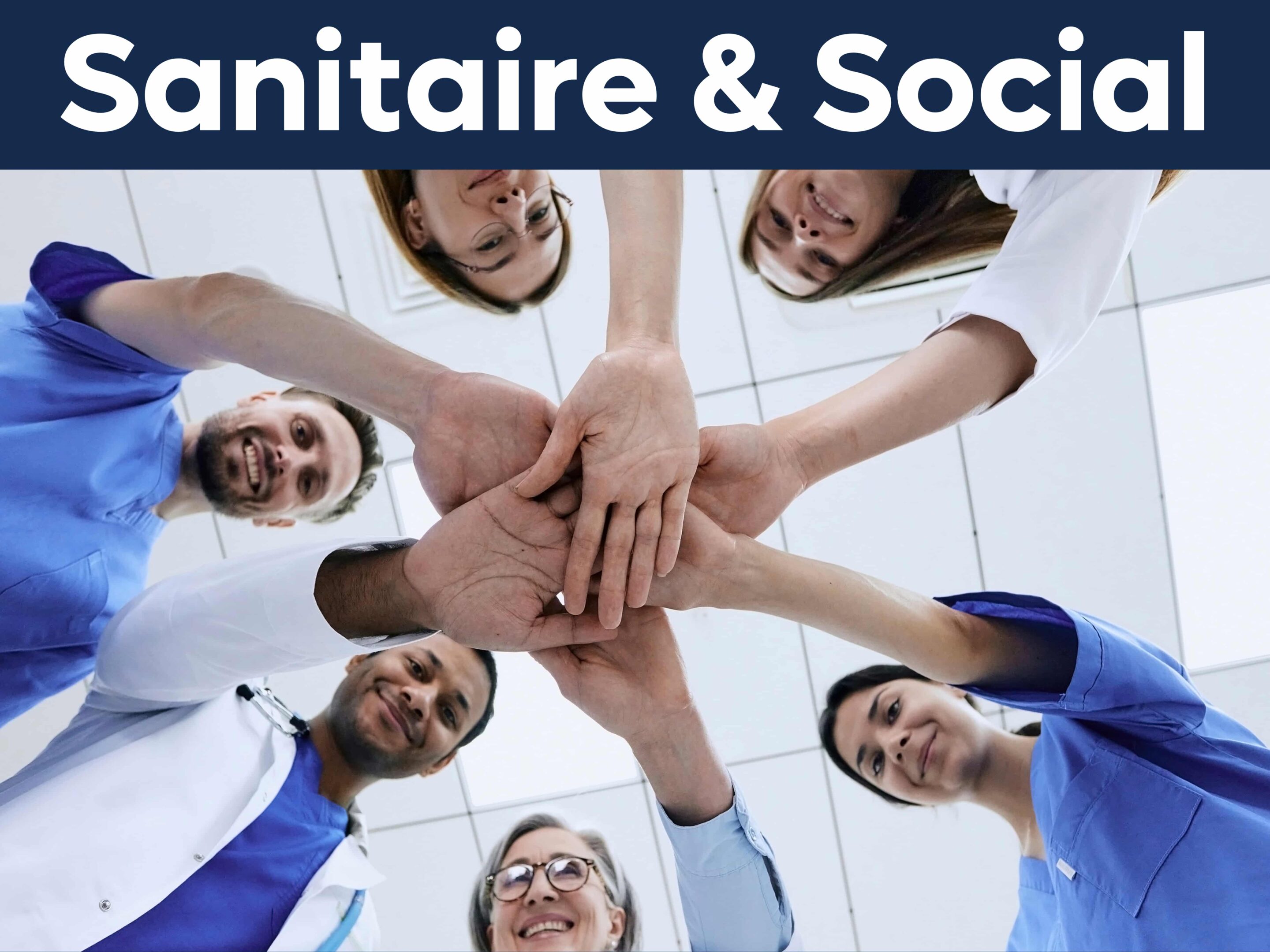 Six personnes qui travaillent dans le médical sont en cercle et tendent leurs bras vers le centre pour empiler leurs mains les unes sur les autres