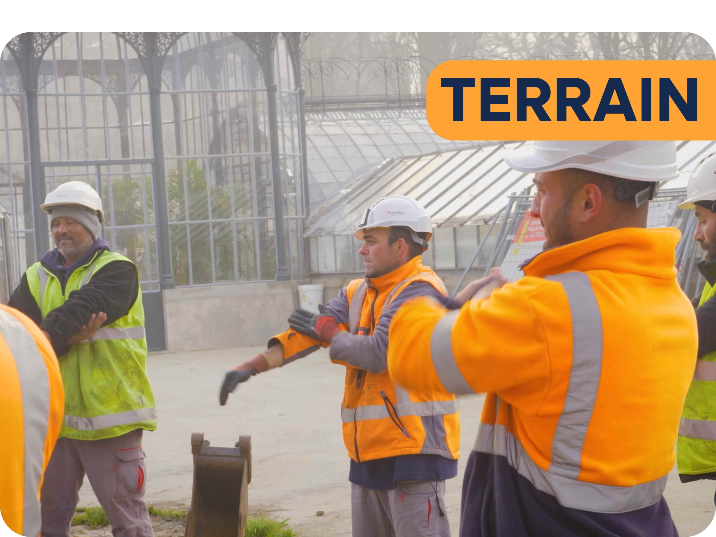 Groupe de salariés opérationnels avec des gilets oranges qui pratiquent le réveil musculaire en entreprise 
