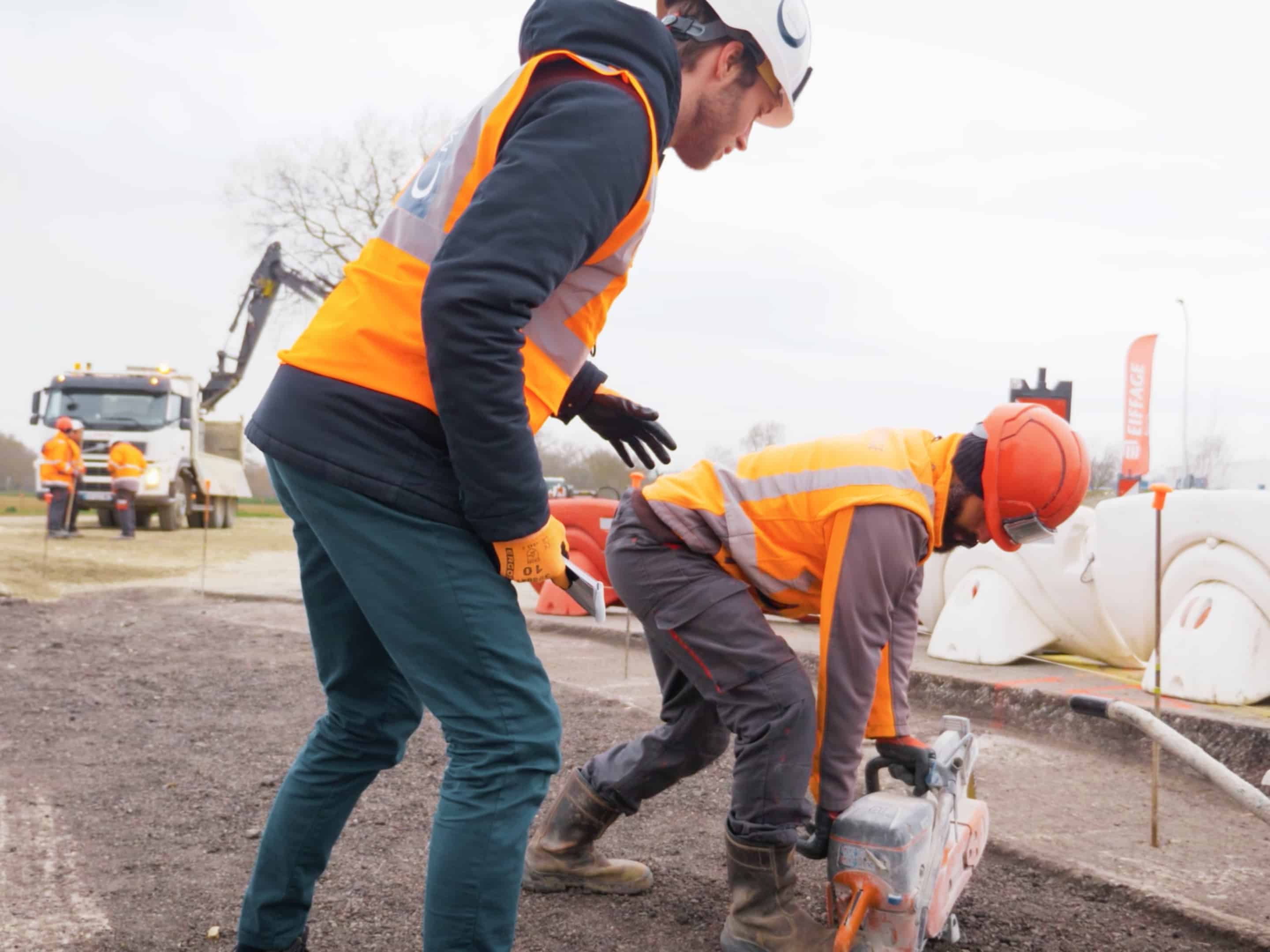 démonstration bonne posture de port de charge dans le btp