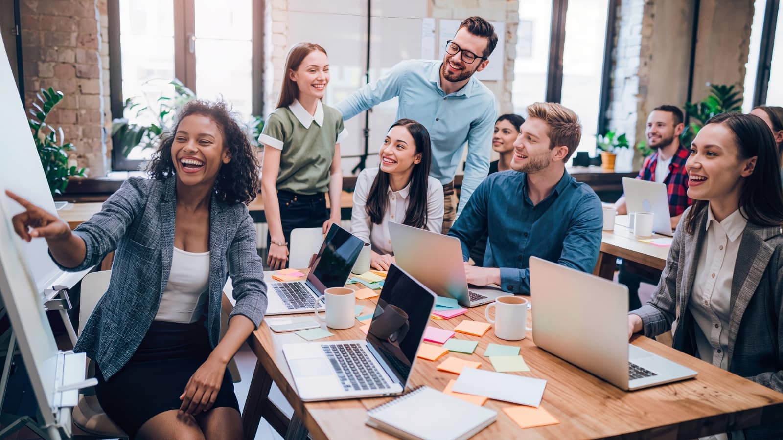 Équipe en formation gestes et postures dans un bureau