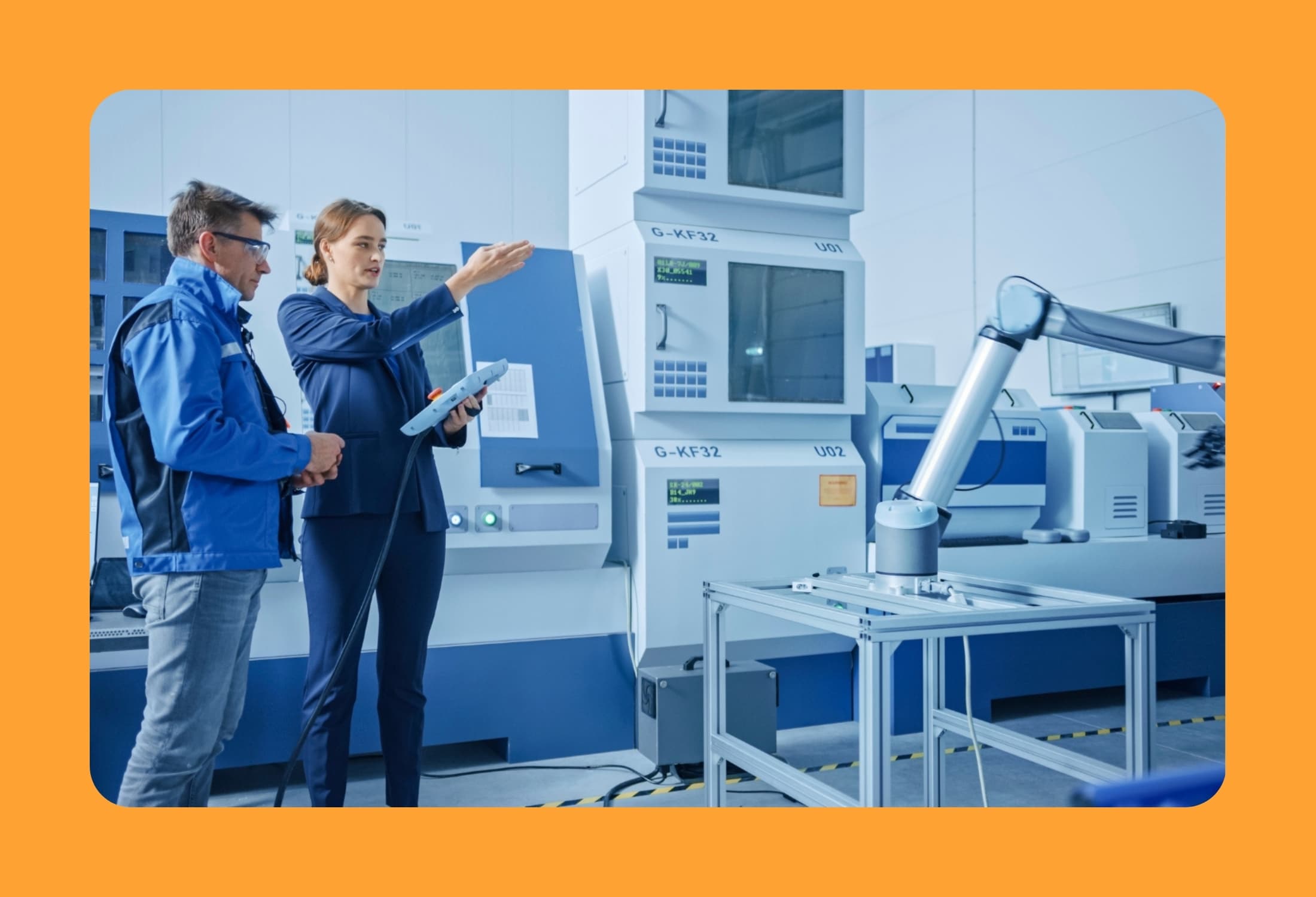Ergonome analysant un poste de travail avec un opérateur dans un atelier de production industrielle