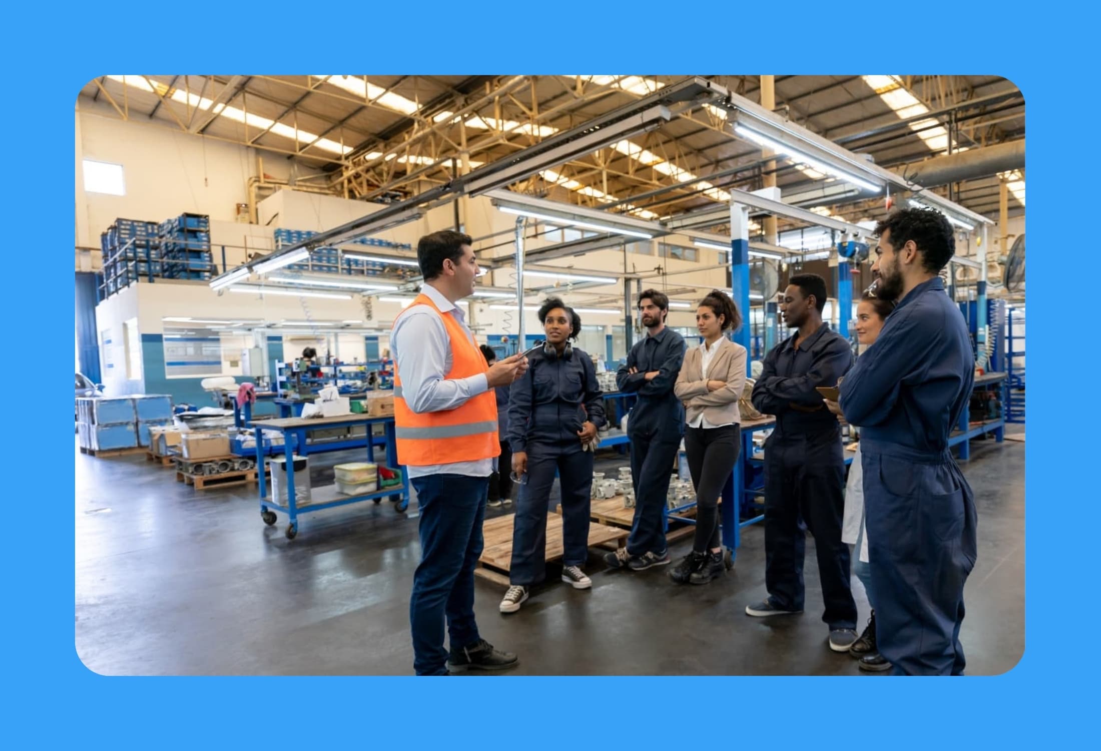Référent SST sensibilisant une équipe de production aux risques professionnels en environnement industriel