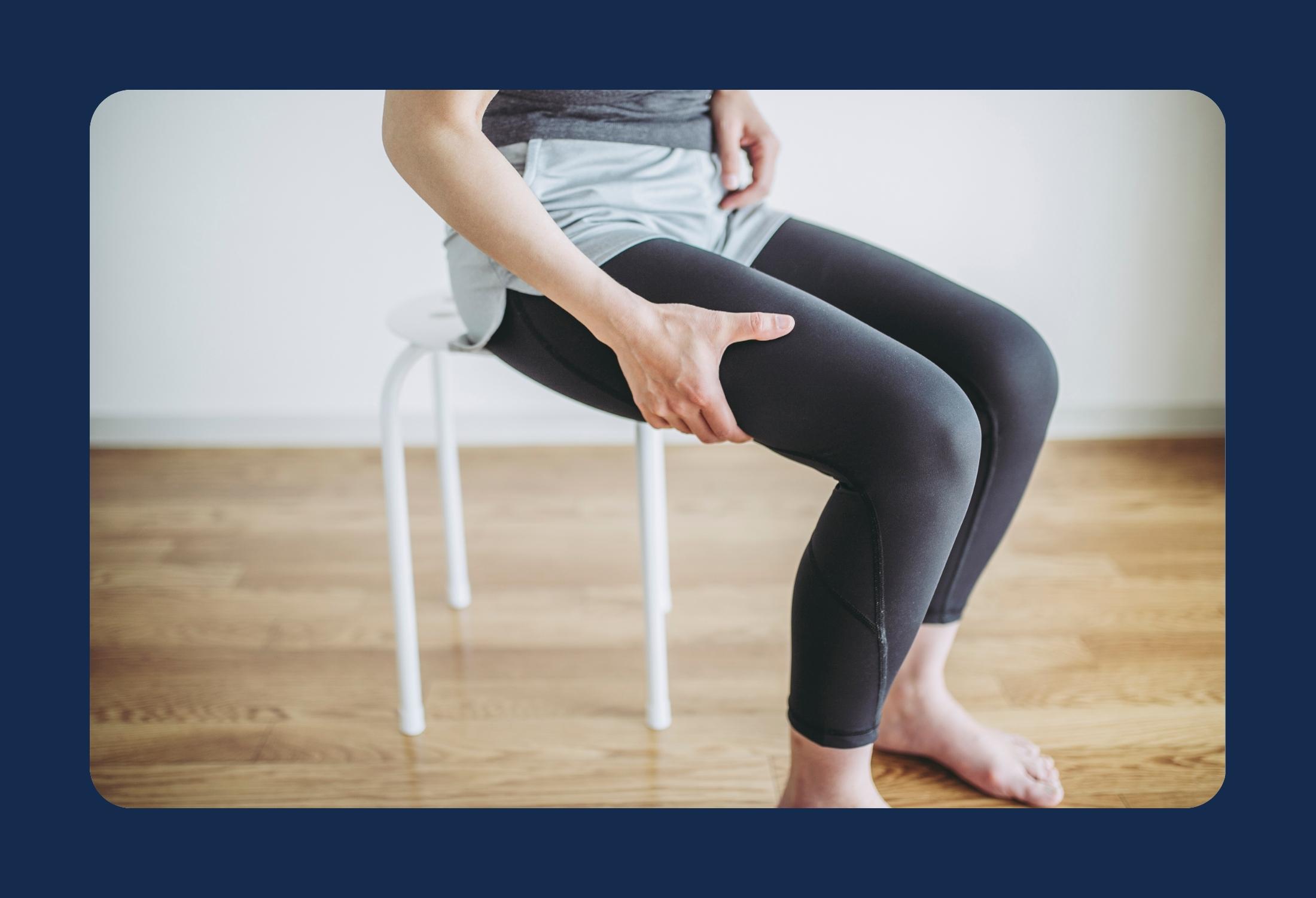 Personne assise se tenant la cuisse de douleur