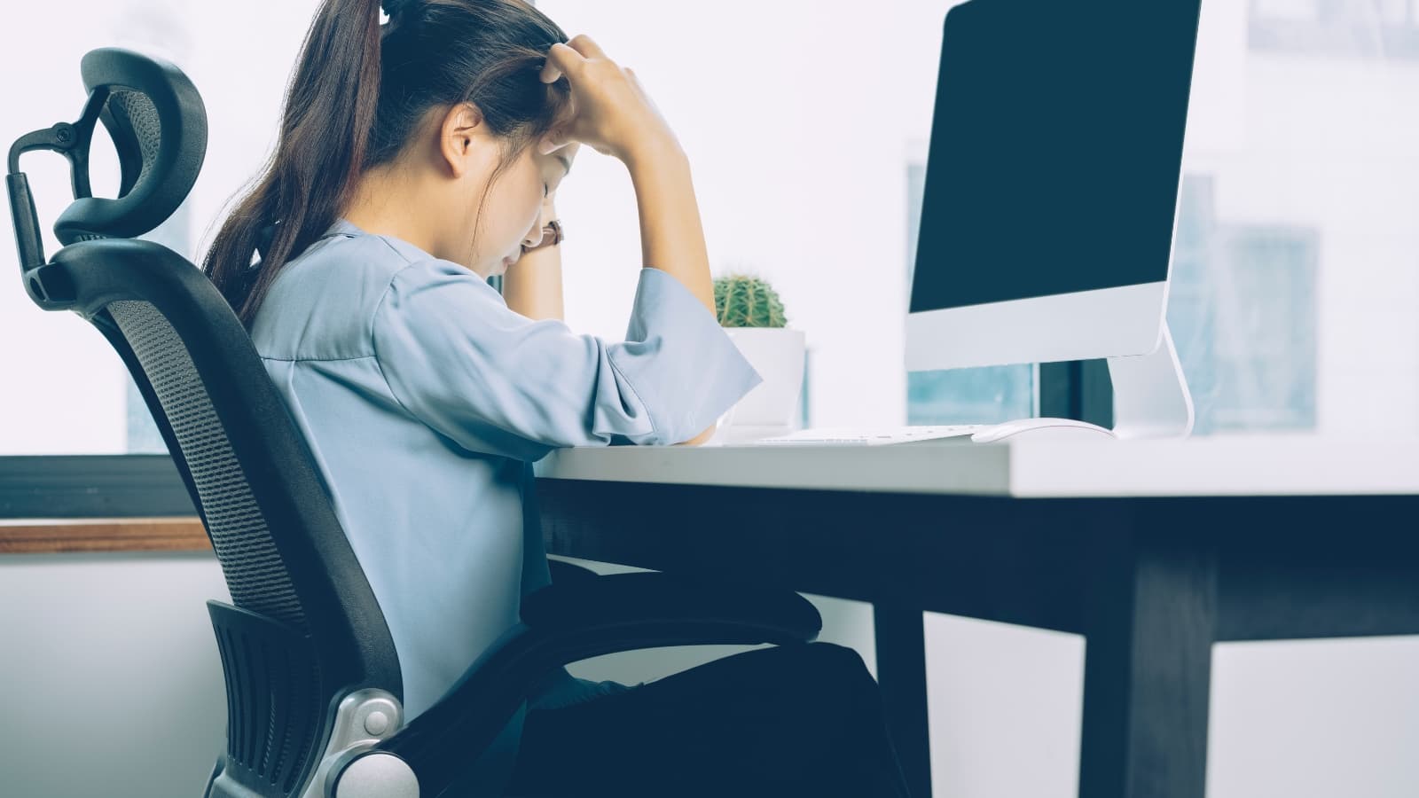 Salarie fatigué mentalement a un poste administratif en fin de journee devant un ecran